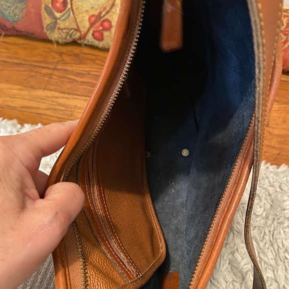 Vintage Dooney and Bourke Pebbled Navy Leather Handbag. - Picture 3 of 7